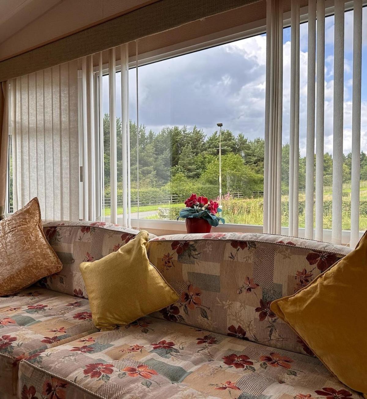 4-Bedroom Cosalt Caravan In Uddingston, Glasgow Extérieur photo